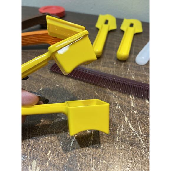 Vintage Tupperware Lot - Corn Butterer, Comb, Spatulas, Measuring Spoons - Picture 4 of 4